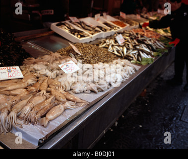 L'aria aperta al mercato del pesce a Ortigia o Ortigia Siracusa o Siracusa Sicilia Italia UE Foto Stock