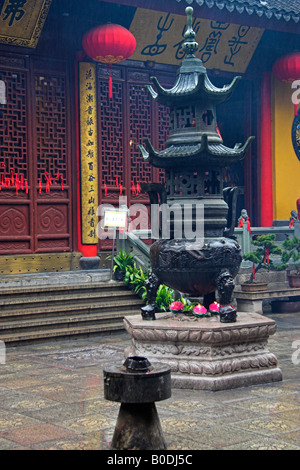 Adoratore in un tempio buddista in Cina Foto Stock