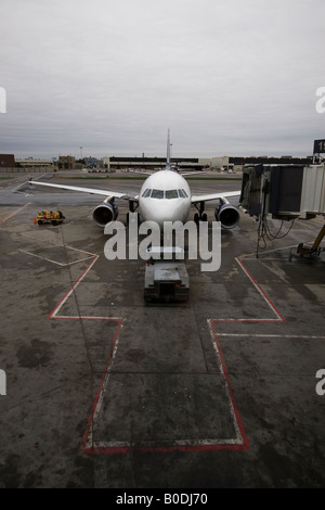 Un US Airways aereo si trova nei pressi di un cancello a Boston per l'Aeroporto Internazionale Logan in un pomeriggio piovoso maggio 3, 2008. Foto Stock