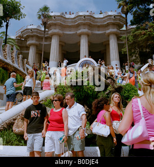 I turisti che posano per una foto di vacanza nella parte anteriore della fontana al arcitect spagnolo Gaudi Parco Guell Foto Stock