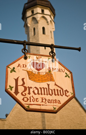 Olde Hansa shop segno e Municipio guglia Old Town Tallinn Estonia Foto Stock