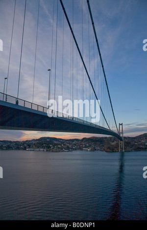 L'Askoy ponte di sospensione al di fuori di Bergen, Norvegia che collega la terraferma con Askøy isola. Foto Stock