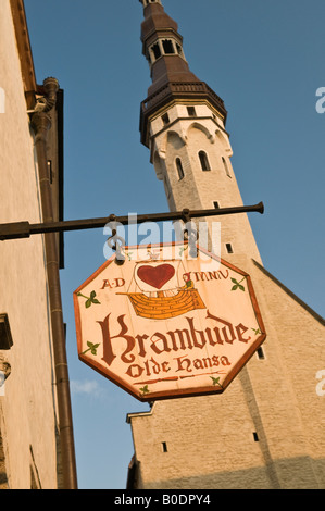 Olde Hansa shop segno e Municipio guglia Old Town Tallinn Estonia Foto Stock