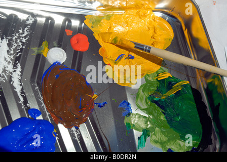 Vaschetta di miscelazione con una paletta di colori Foto Stock