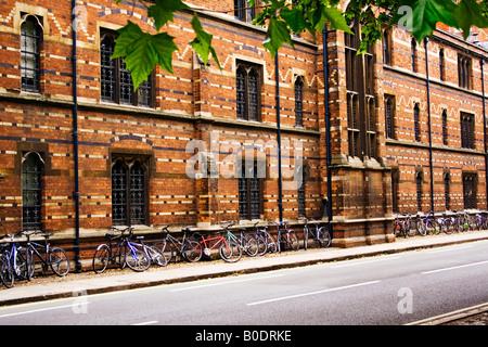 Le biciclette parcheggiate fuori Keble College di Oxford Inghilterra Foto Stock