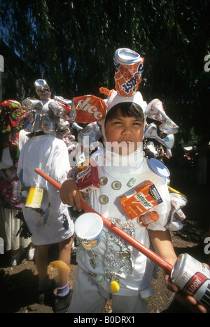 I ragazzi festeggiano il riciclaggio da indossando costumi fatti di elementi riciclabili Foto Stock