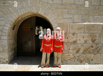 Due arabi yound ragazze in piedi di fronte alla chiesa della Natività di Betlemme Foto Stock