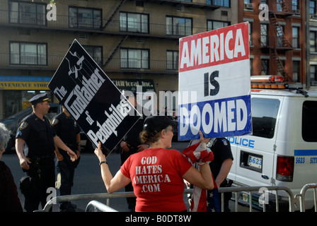 Membri della Westboro Baptist Church protesta vicino a St Josephs chiesa in Yorkville quartiere di New York Foto Stock