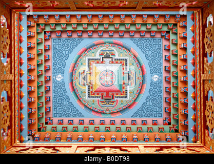 Mandala tibetano dipinto sul soffitto monestery Pisang superiore Nepal Foto Stock