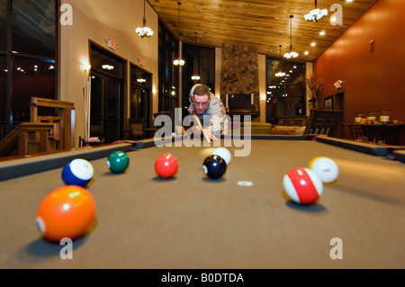 Uomo a giocare in piscina a Hunting Lodge Foto Stock