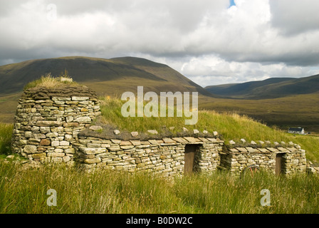 Antica casa colonica con il tetto del fondo erboso a Rackwick, Isola di Hoy, Orkney Islands, Scotland, Regno Unito Foto Stock