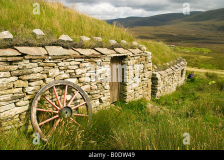 Antica casa colonica con il tetto del fondo erboso a Rackwick, Isola di Hoy, Orkney Islands, Scotland, Regno Unito Foto Stock