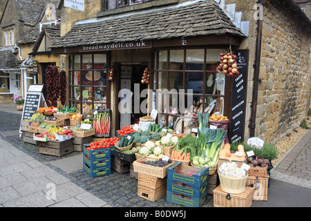 Scatole di verdure colorate al di fuori di un fruttivendolo shop nel villaggio Costwold di Broadway, si vende un sacco di prodotti locali. Foto Stock