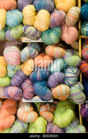 Matasse di alpaca e seta mano Lana per maglieria colorata usando solo naturali di piante coloranti Coloranti al Festival Wonderwool Wales UK Foto Stock