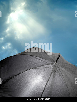 Ombrello dopo la tempesta con i soli raggi di luce e nuvole Foto Stock