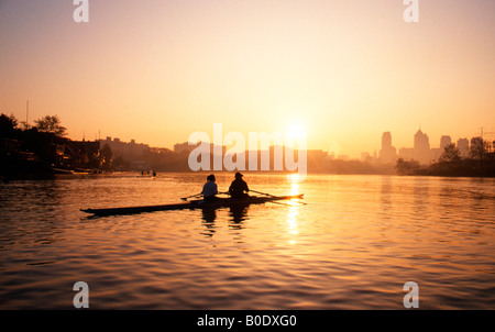 Sculling sul fiume Schuylkill presso sunrise, Philadelphia, PA Foto Stock