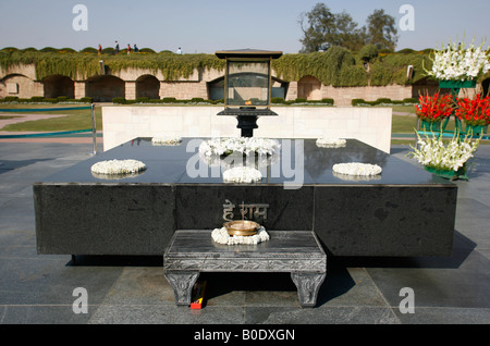 Gandhi s memorial tomba in pietra rajghat Delhi India Foto Stock