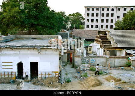 Pechino CINA, la vecchia architettura viene distrutta quartiere Panoramica del 'rinnovamento urbano » macerie, la cina ha abbandonato residenziale Foto Stock