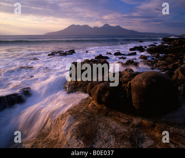 Isola di Rum visto dalla baia di Laig, Eigg, Scozia. Foto Stock