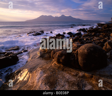 Isola di Rum visto dalla baia di Laig, Eigg, Scozia. Foto Stock