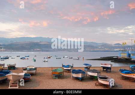 Barche di pescatori sulla spiaggia di La Puntilla, La Isleta, Playa de Las Canteras, Las Palmas di Gran Canaria. Foto Stock