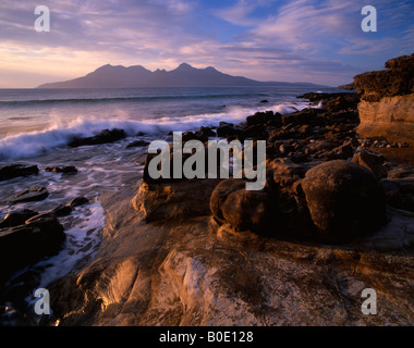 Isola di Rum visto dalla baia di Laig, Eigg, Scozia. Foto Stock