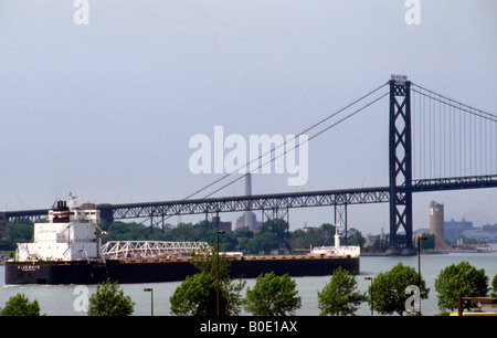 Ambassador Bridge con freighter sul fiume Detroit a Detroit, Michigan, di fronte alla città di Windsor, Canada Foto Stock