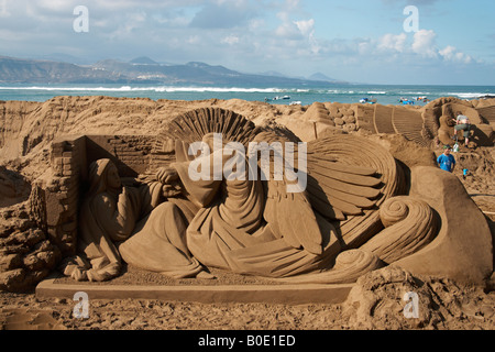 Scena della natività la scultura di sabbia sulla spiaggia Playa de Las Canteras su Gran Canaria nelle isole Canarie Foto Stock