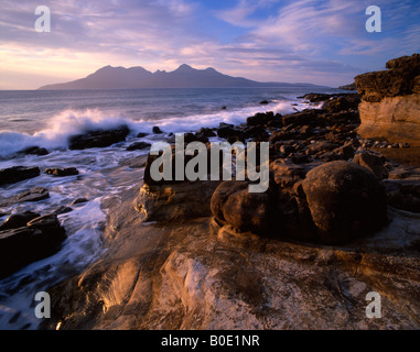 Isola di Rum visto dalla baia di Laig, Eigg, Scozia. Foto Stock