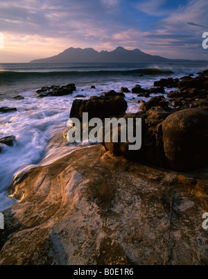 Isola di Rum visto dalla baia di Laig, Eigg, Scozia. Foto Stock