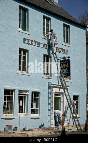 Pittori e decoratori verniciatura di Perth Arms Hotel, Dunkeld, Perthshire Scozia, Europa Foto Stock