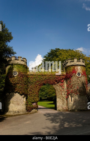 Giardini Stourhead, Wiltshire. Questa è la casa di gate che forma l'ingresso alla casa di auto e station wagon. Foto Stock