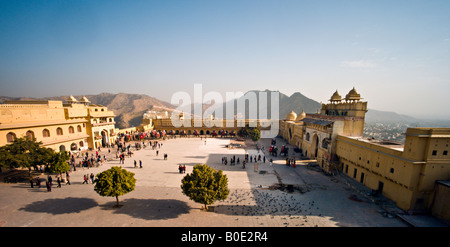 JAIPUR INDIA vista panoramica del cortile interno del Forte Amber come i turisti arrivano su decorato in maniera colorata elefanti Foto Stock