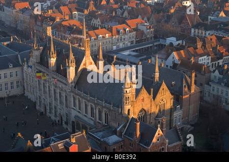 Bruges Municipio come visto da di Belford torre su una sera d'inverno Foto Stock
