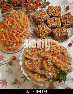 Paese ricette di cucina, panate cotolette con zuppa di funghi, erborinati carote fagiolini, fiocchi d'avena dessert torta Foto Stock
