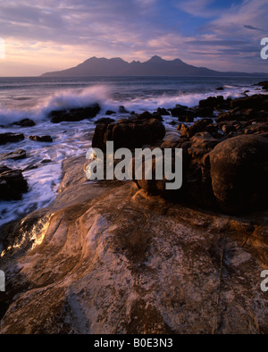 Isola di Rum visto dalla baia di Laig, Eigg, Scozia. Foto Stock