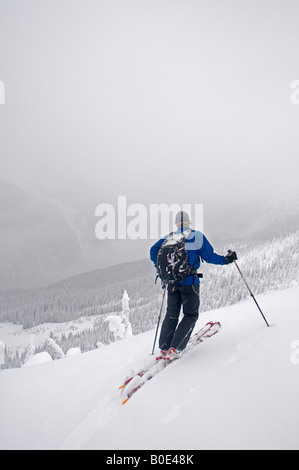 Backcountry rider vicino alla parte superiore dello spallamento McGill, Rogers Pass, Selkirk Mountains, Canada Foto Stock