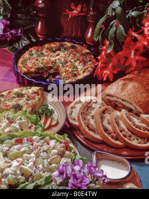 Paese ricetta di cucina, salsiccia pane, quichem waldorf insalata di partito, pranzo cena Foto Stock