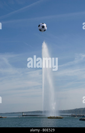 Jet d'eau con pallone da calcio. Ginevra 2008 Euro. Il Campionato europeo di calcio. Foto Stock
