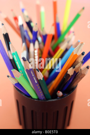 Una vasca di matite colorate in una scuola primaria Foto Stock