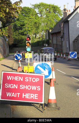 Semafori provvisori controllando il traffico a lavori stradali nel Regno Unito Foto Stock