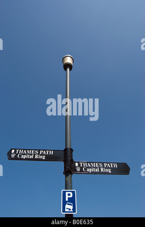 British lampione contiene indicazioni che segna il percorso della capitale anello e Thames Path, anche con un blu e bianco auto simbolo di parcheggio Foto Stock