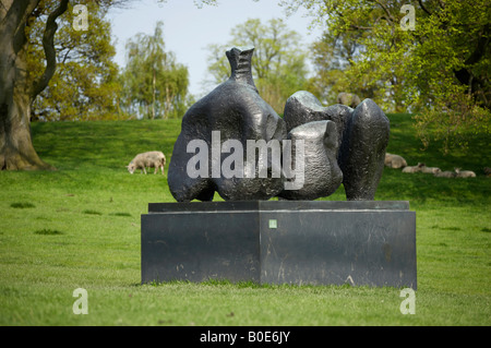 In tre pezzi figura distesa numero uno di Henry Moore la scultura a Yorkshire Sculpture Park Foto Stock