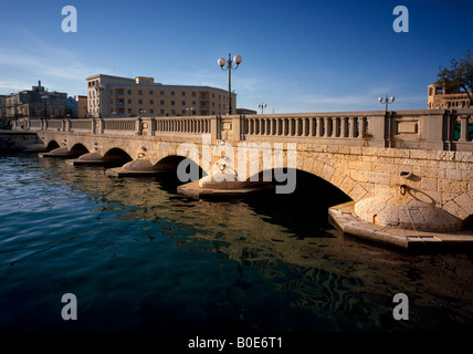 Il Ponte Nuovo ponte che conduce all'Isola di Ortigia o Ortigia Siracusa o Siracusa Sicilia Italia UE Foto Stock