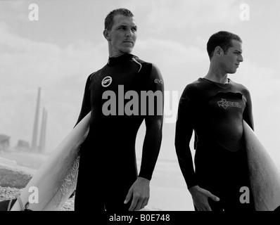 Surfisti in Sdot Yam Beach, Israele, nei pressi della stazione di alimentazione Foto Stock