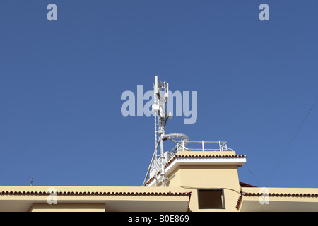 Montante di telecomunicazioni sulla parte superiore di un blocco di appartamenti in Playa San Juan Tenerife Canarie Spagna Foto Stock