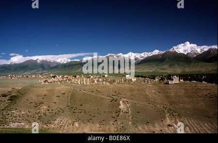 Giugno 17, 2006 - cimitero musulmano al piede del Tien Shan Montagne in Città del Kirghizistan di At-Bashy in Naryn Oblast. Foto Stock