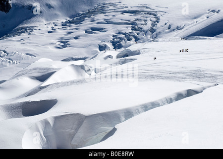 Gli sciatori su altamente crevassed glaciale percorso di sci, Petit Envers du plan sulla Vallée Blanche, Chamonix, Francia Foto Stock