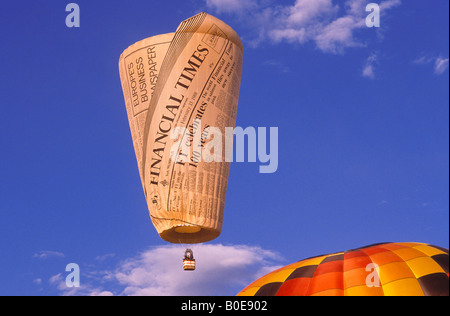 Financial Times mongolfiera in aumento in alba luce alla International Balloon Fiesta Albuquerque New Mexico Foto Stock