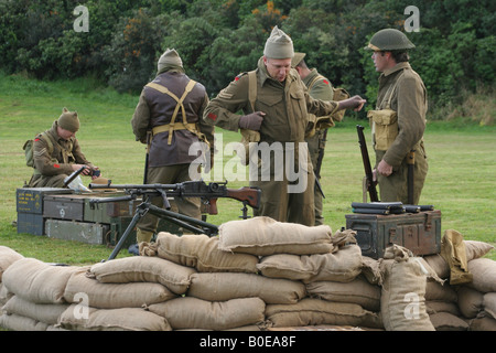 Soldati in un WW-II SCENA DI BATTAGLIA rievocazione. Foto Stock